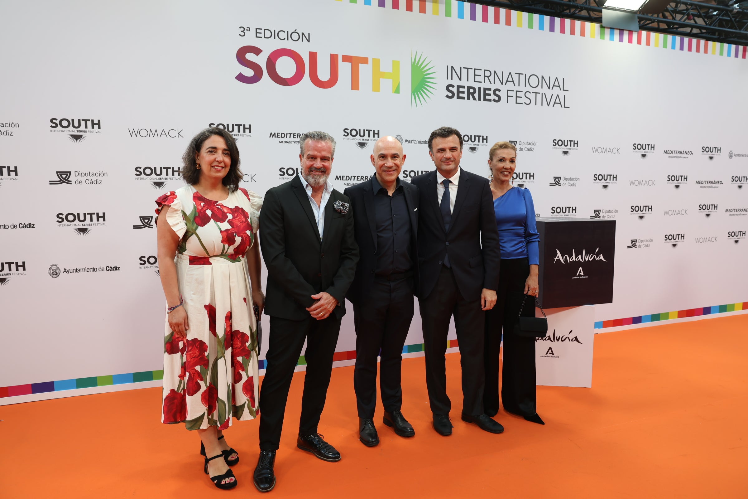 Las imágenes del primer desfile de estrellas por la alfombra naranja