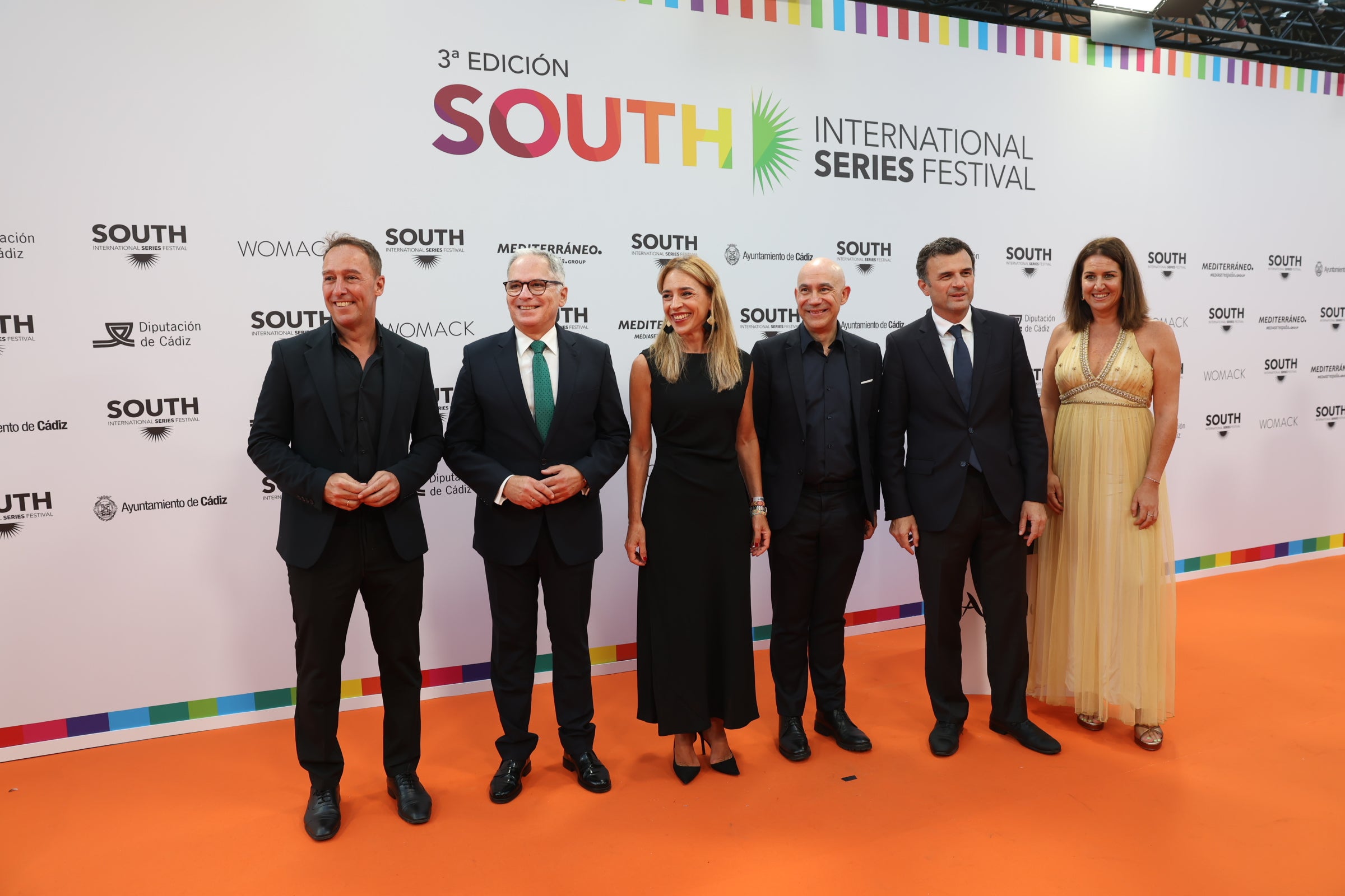 Las imágenes del primer desfile de estrellas por la alfombra naranja