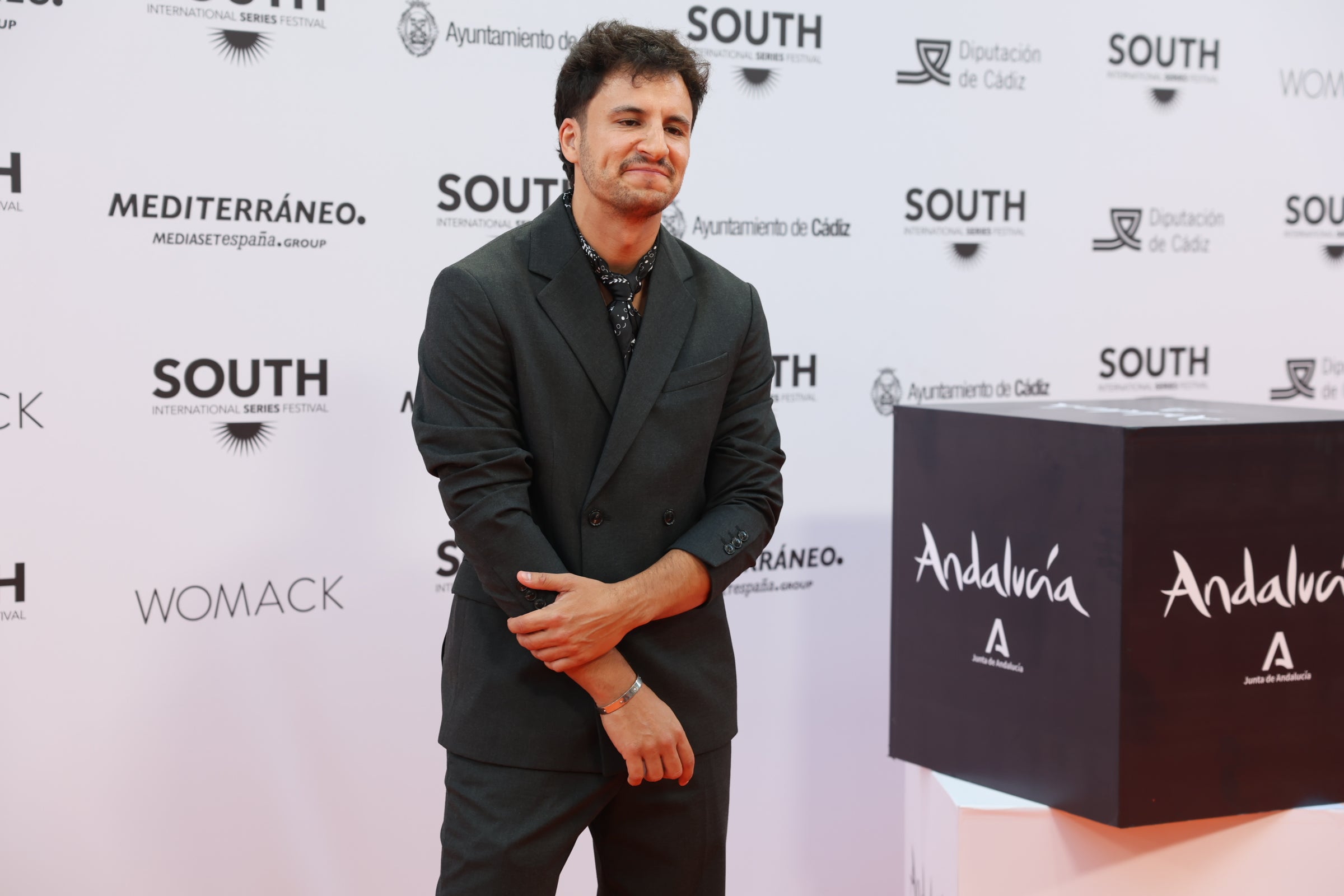 Las imágenes del primer desfile de estrellas por la alfombra naranja