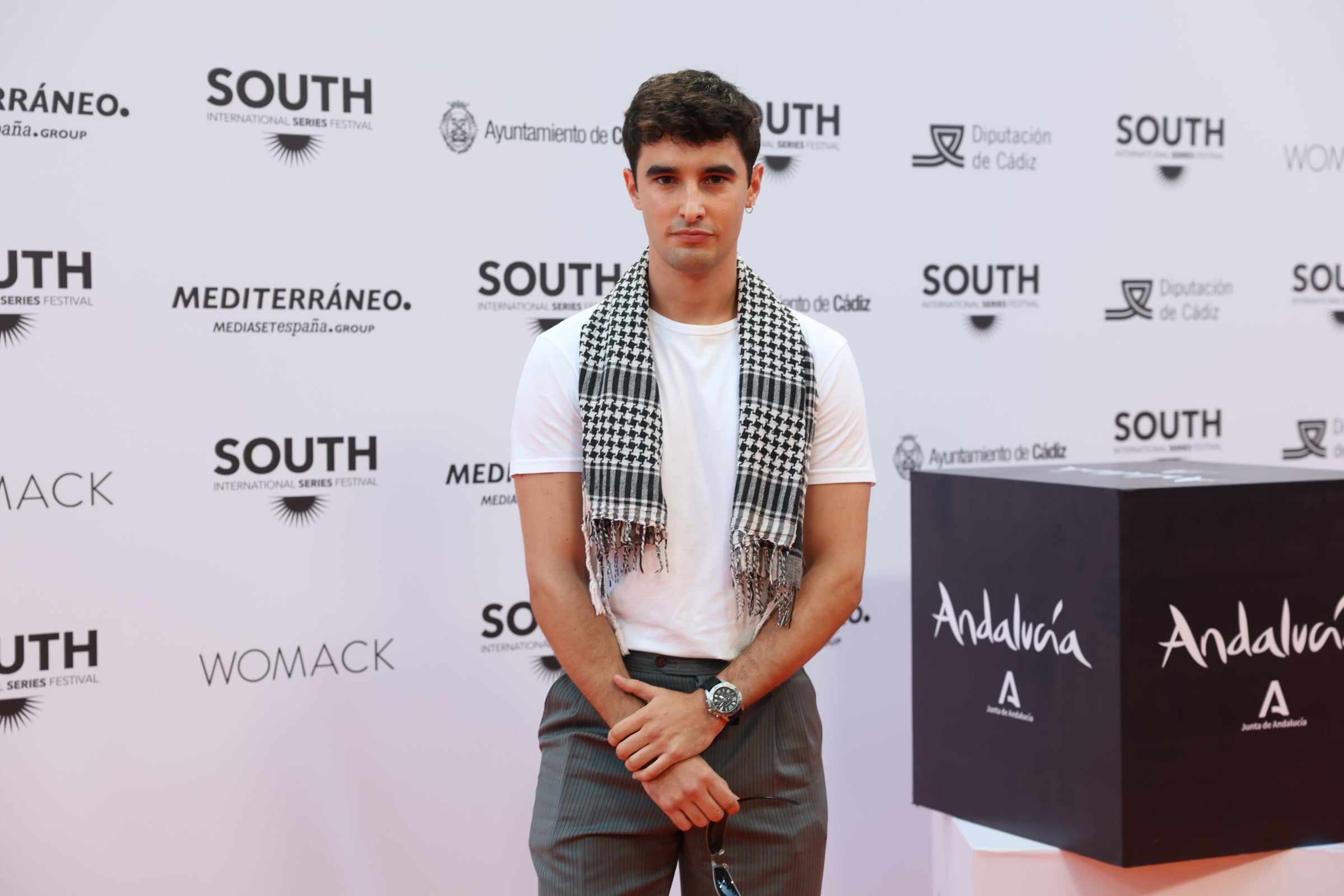 Las imágenes del primer desfile de estrellas por la alfombra naranja