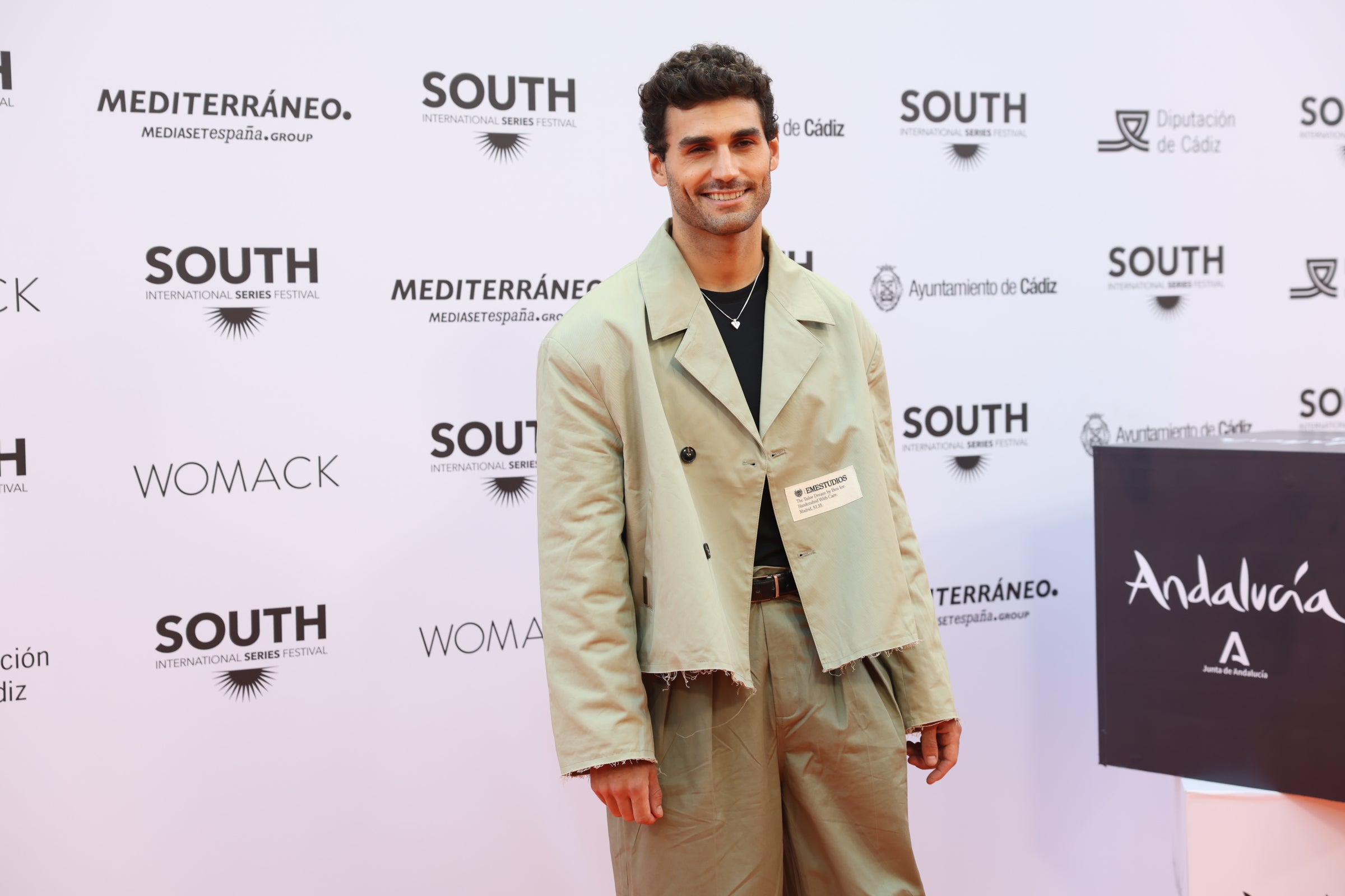 Las imágenes del primer desfile de estrellas por la alfombra naranja