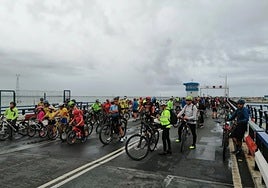 Cádiz vuelve a pedalear para reclamar una vía ciclista y peatonal en el Puente Carranza