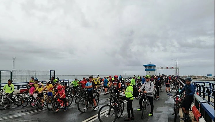 Cádiz vuelve a pedalear para reclamar una vía ciclista y peatonal en el Puente Carranza