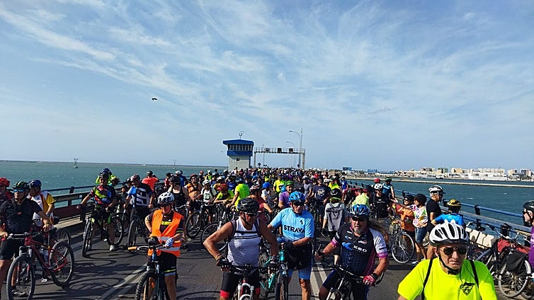 El PP, en tándem con la Asamblea Ciclista Bahía de Cádiz para pedir la conexión ciclo-peatonal entre la capital y Puerto Real