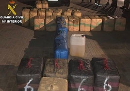 Detenido en Chipiona con 1.300 kilos de hachís y fusiles de asalto