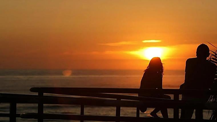 Una pareja disfrutando del atardecer