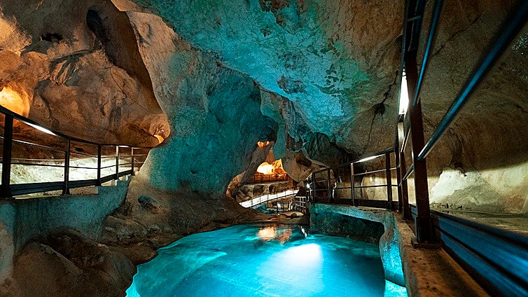 La impresionante cueva que puedes visitar gratis y está al lado de Cádiz: un lugar mágico con galerías, salas y leyendas de tesoros ocultos