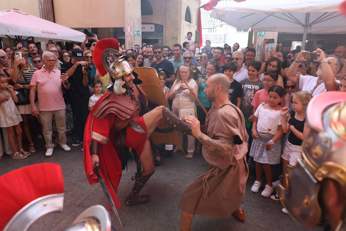 Lucha romana por los chicharrones en el Mercado de Abastos de Cádiz: Gadea musgades, panem, circus et chicharrones