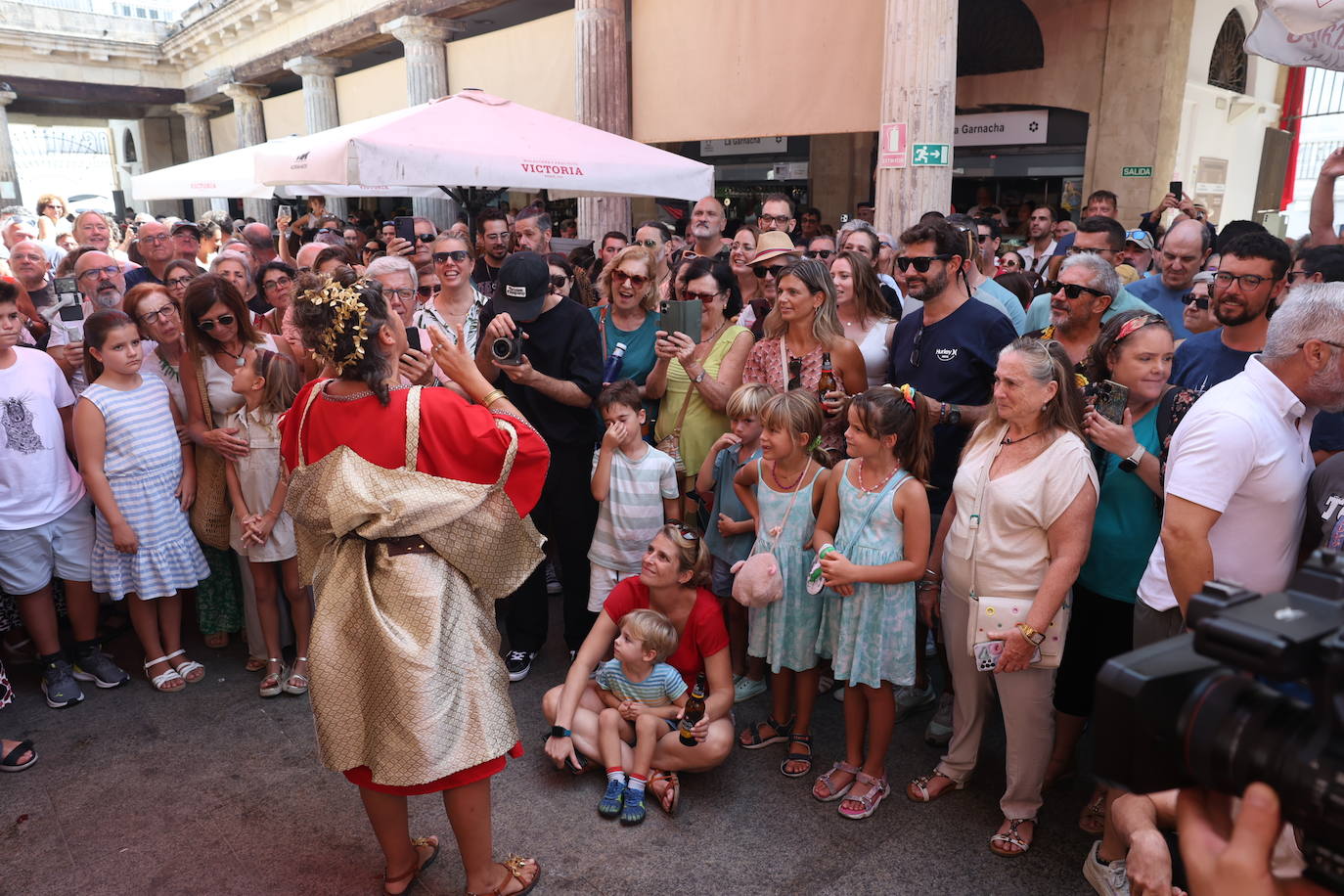 Lucha romana por los chicharrones en el Mercado de Abastos de Cádiz: Gadea musgades, panem, circus et chicharrones