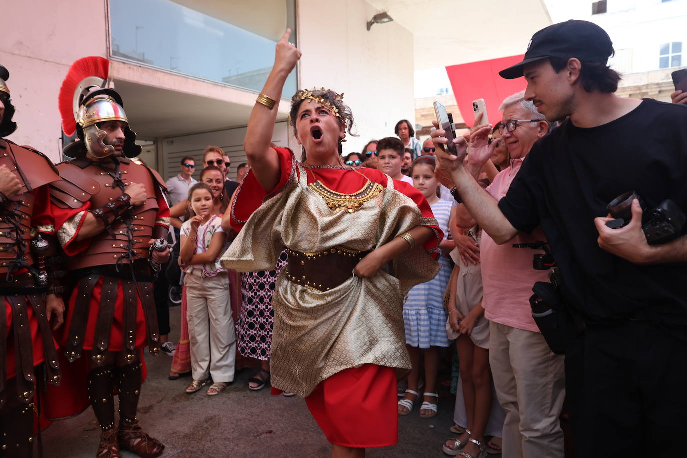 Lucha romana por los chicharrones en el Mercado de Abastos de Cádiz: Gadea musgades, panem, circus et chicharrones