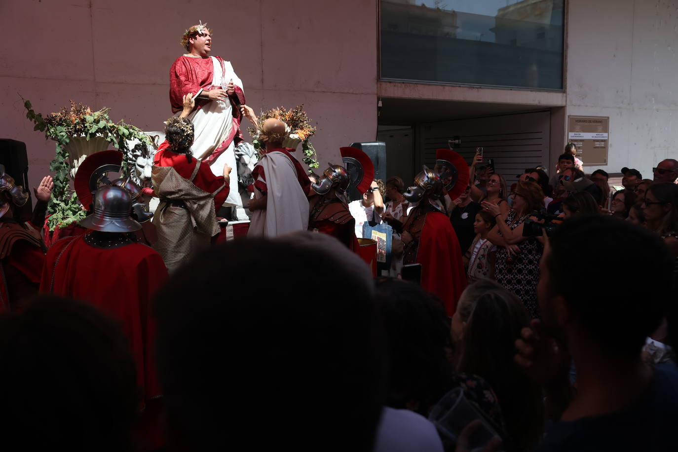 Lucha romana por los chicharrones en el Mercado de Abastos de Cádiz: Gadea musgades, panem, circus et chicharrones