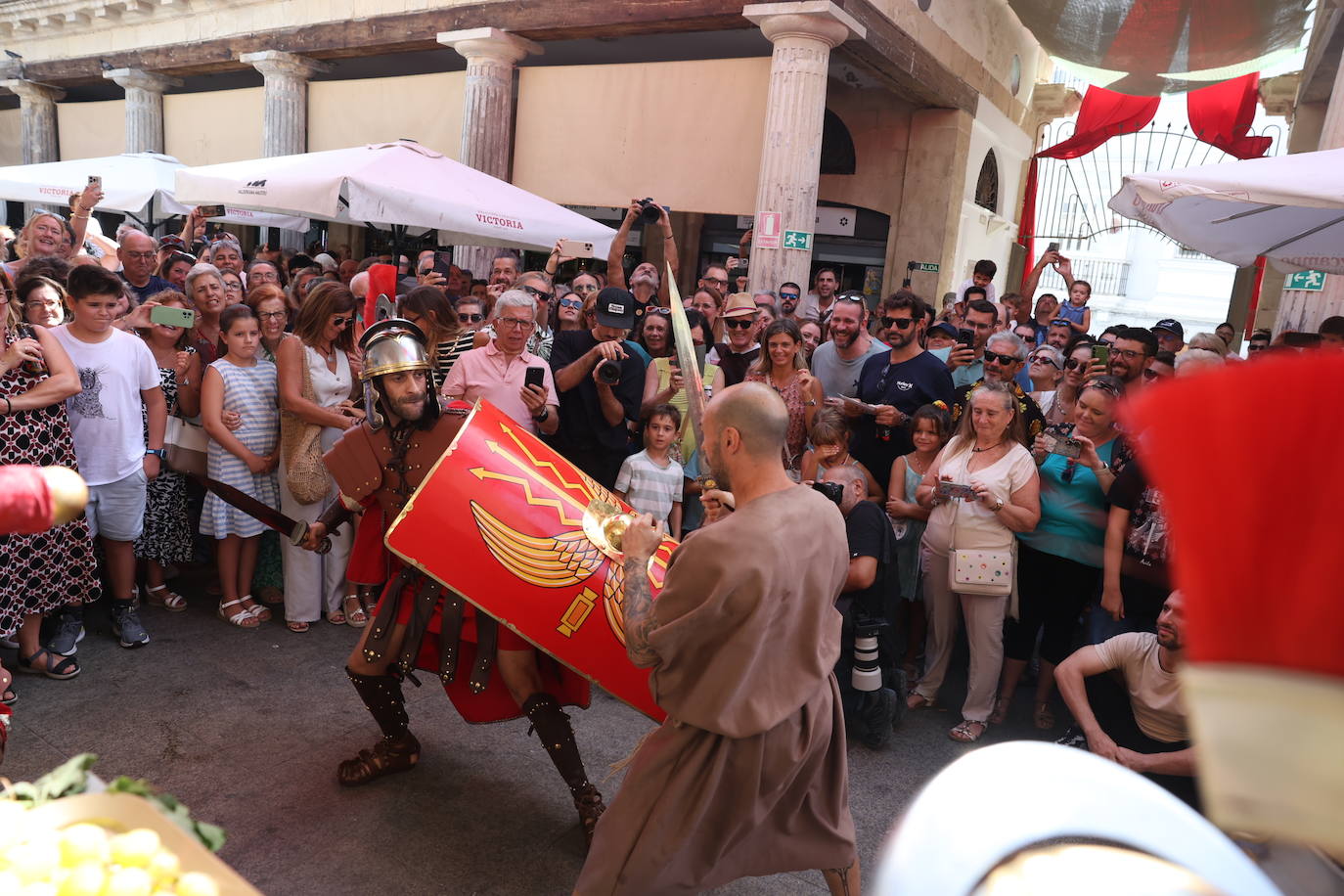 Lucha romana por los chicharrones en el Mercado de Abastos de Cádiz: Gadea musgades, panem, circus et chicharrones