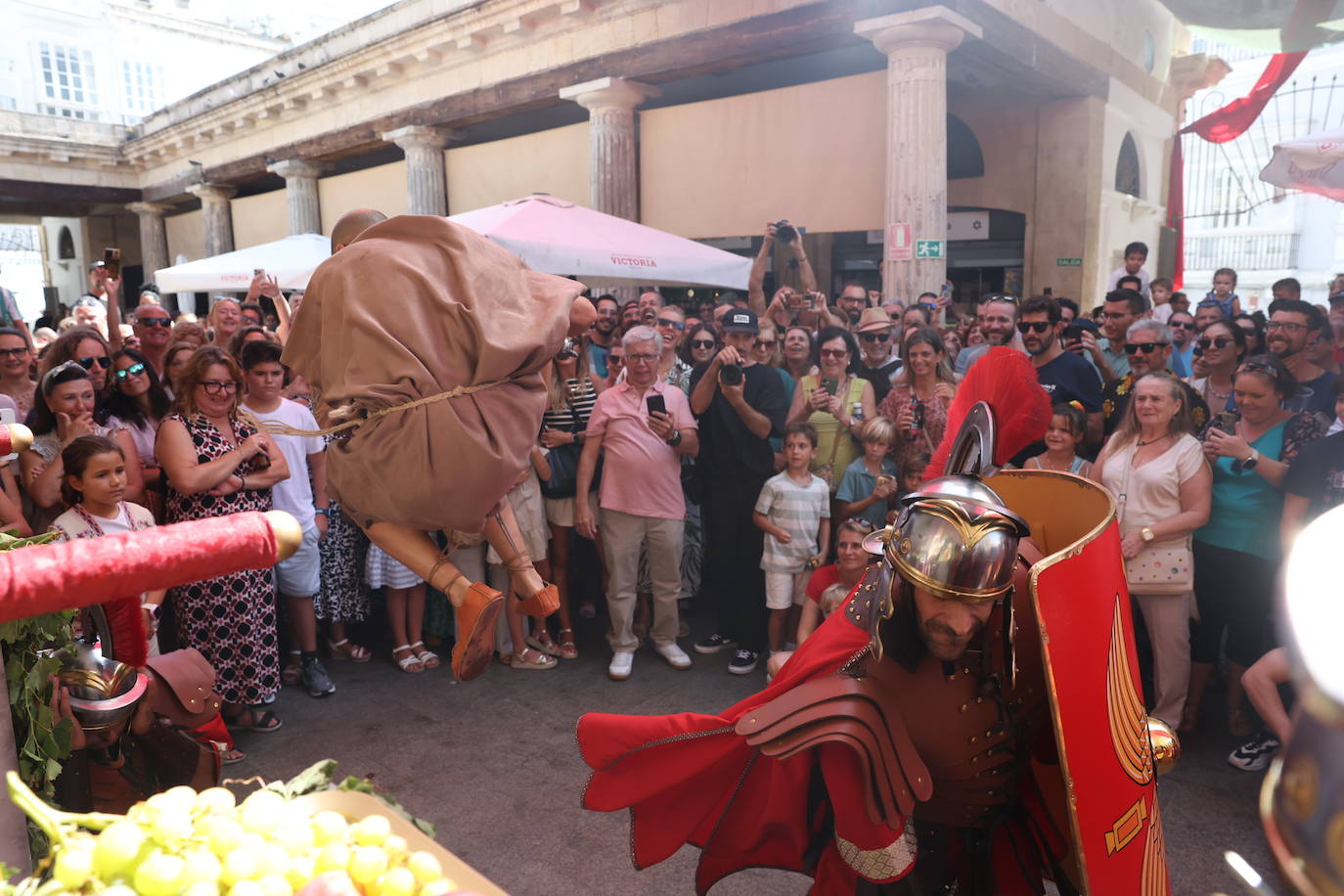 Lucha romana por los chicharrones en el Mercado de Abastos de Cádiz: Gadea musgades, panem, circus et chicharrones