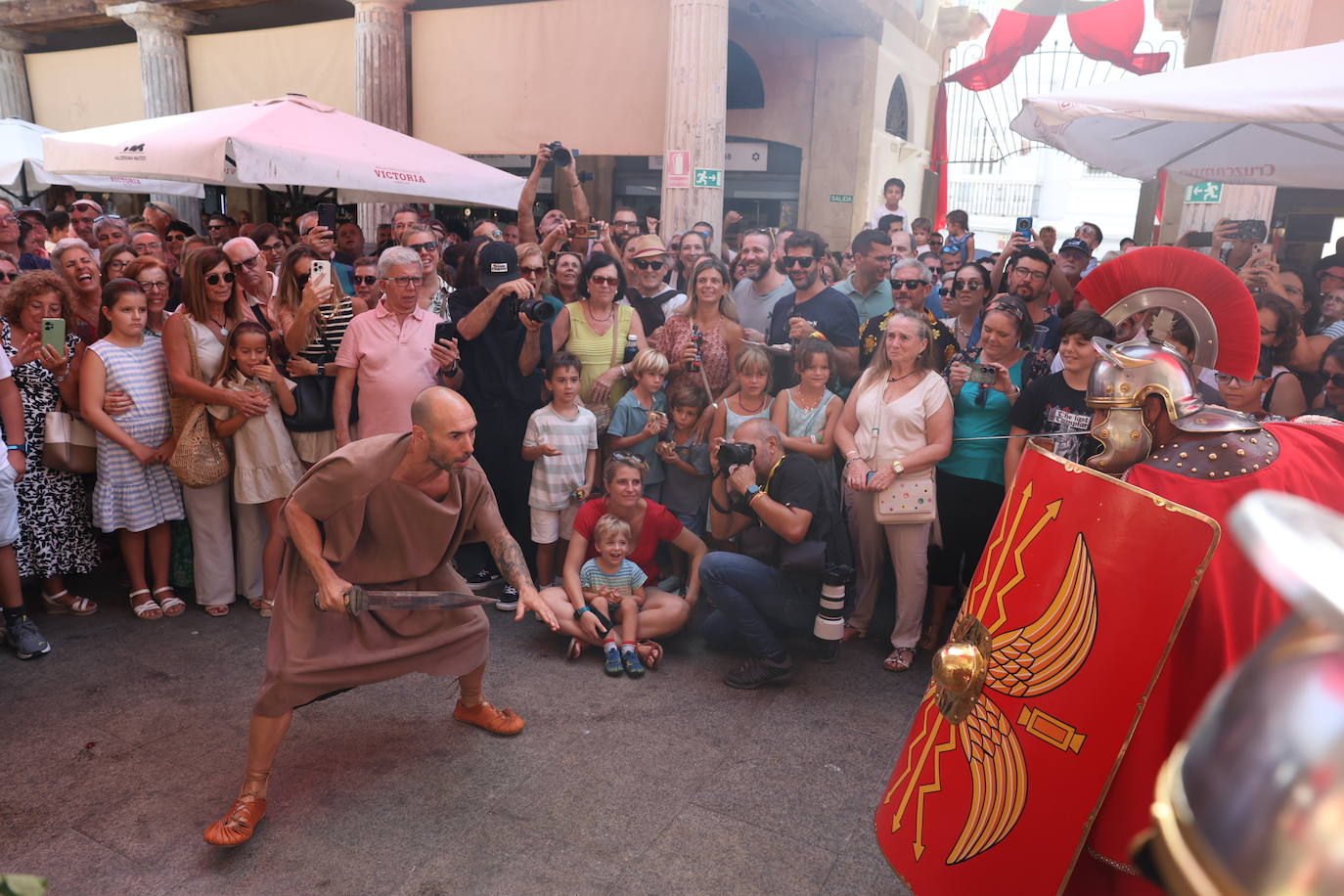 Lucha romana por los chicharrones en el Mercado de Abastos de Cádiz: Gadea musgades, panem, circus et chicharrones