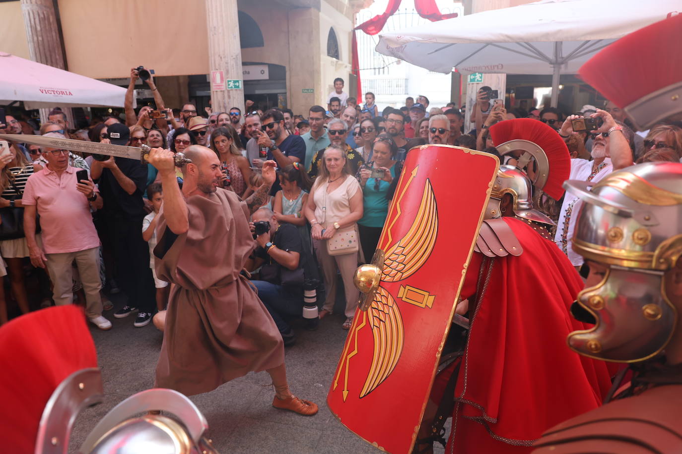 Lucha romana por los chicharrones en el Mercado de Abastos de Cádiz: Gadea musgades, panem, circus et chicharrones