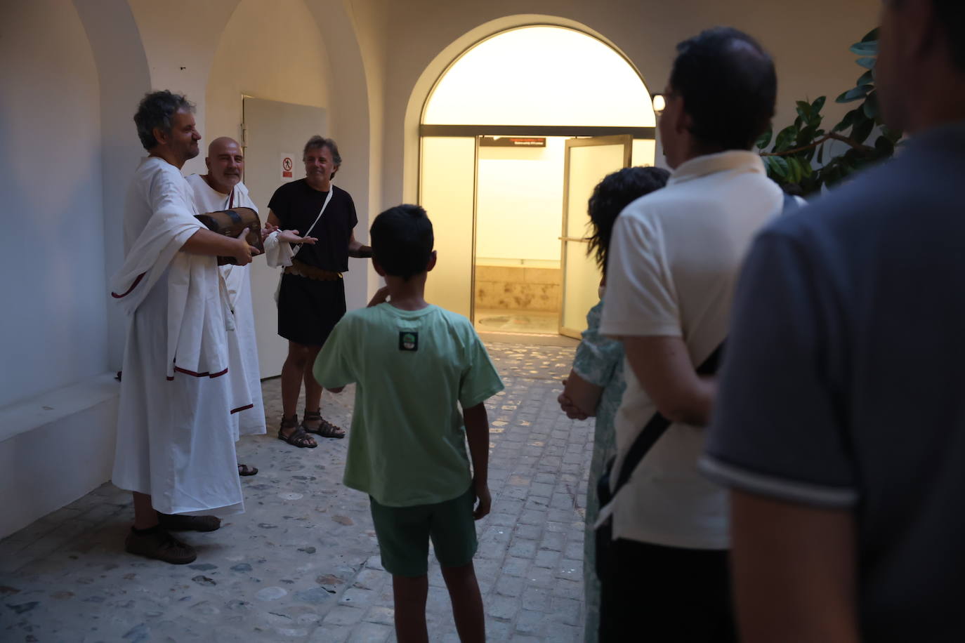 Visita teatralizada &#039;Cuando César vino a Gades y acabó soltando dos lagrimones&#039; en el Teatro Romano de Cádiz