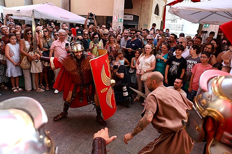Lucha romana por los chicharrones en el Mercado de Abastos de Cádiz
