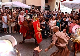 Lucha romana por los chicharrones en el Mercado de Abastos de Cádiz