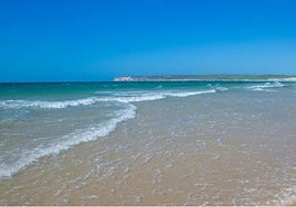 El Ayuntamiento de Barbate decreta el cierre de la playa de Pajares al personal civil: una imagen única en España