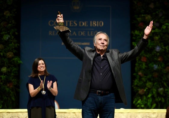 Serrat agradece al público