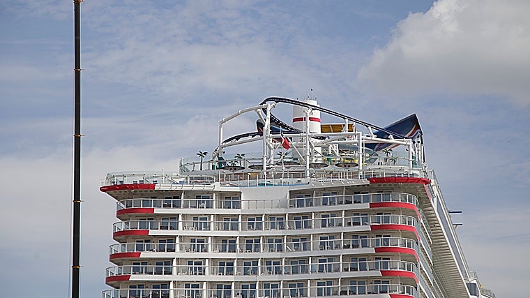 El llamativo parque de atracciones con una montaña rusa que ha atracado en el muelle de Cádiz