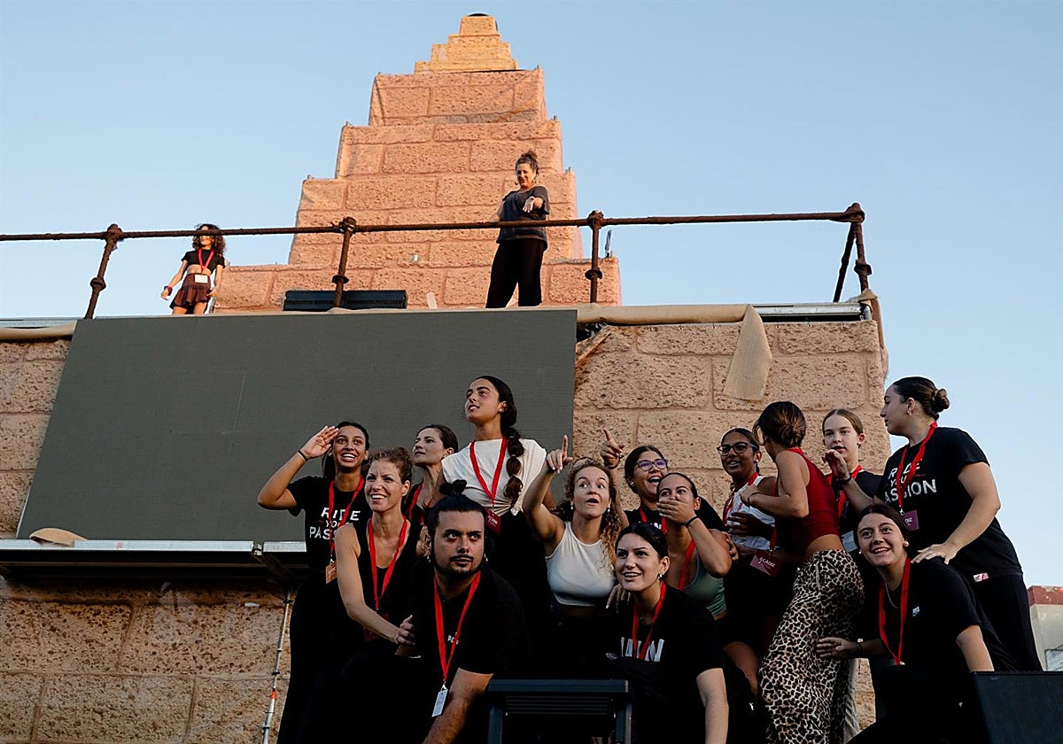 Un grupo de gaditanas ensayan para el gran espectáculo de este sábado.