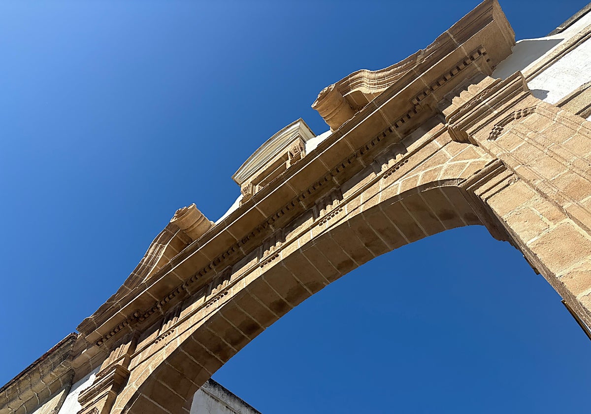 El arco de la Santísima Trinidad ya luce en El Puerto tras su restauración