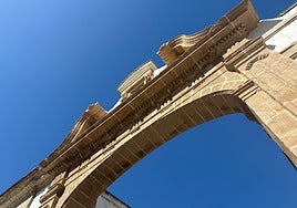 El arco de la Santísima Trinidad ya luce en El Puerto tras su restauración