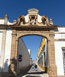 Imagen secundaria 2 - El arco de la Santísima Trinidad ya luce en El Puerto tras su restauración