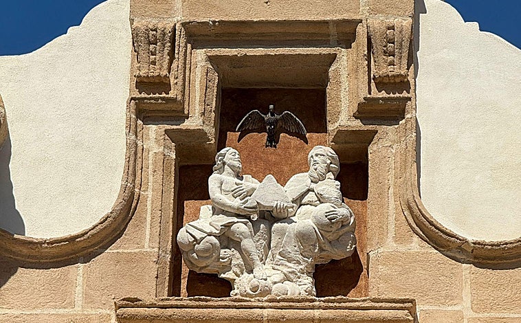 Imagen principal - El arco de la Santísima Trinidad ya luce en El Puerto tras su restauración