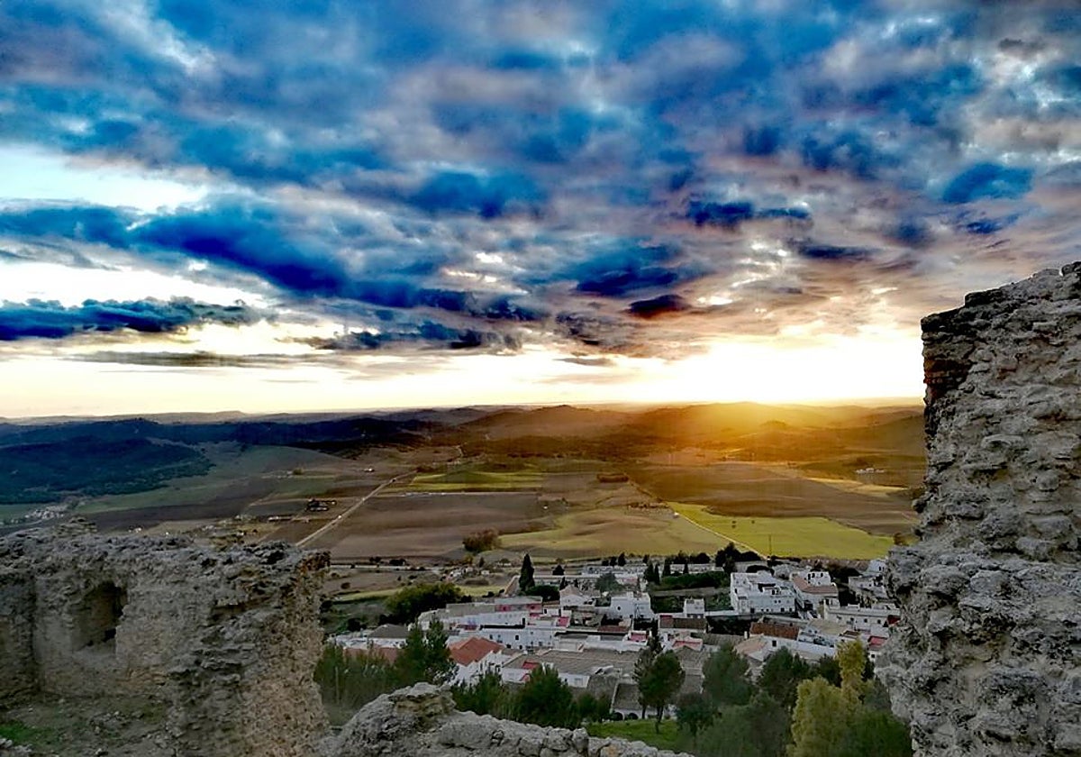El pueblo de Cádiz que conserva arcos medievales, castillo y puentes romanos como si el tiempo no avanzara