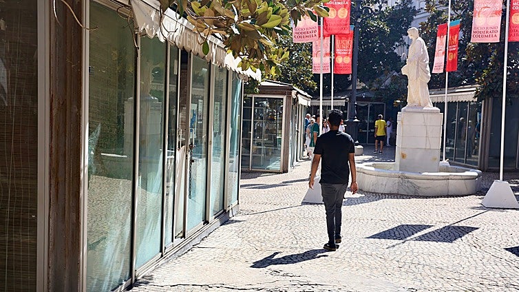 La plaza de las Flores de Cádiz se queda sin flores