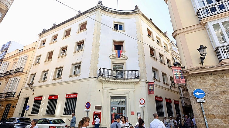 La fuga de comercios en edificios emblemáticos del centro de Cádiz sigue y abre más la herida