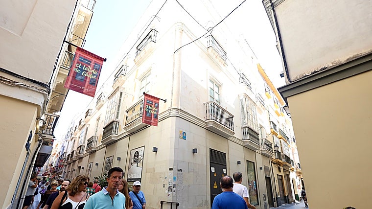 Edificio de Zara de mujer, que continúa en búsqueda de dueños.