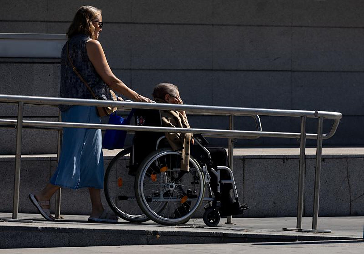 La Junta opone su compromiso por mejorar el sistema de dependencia frente al «agravio constante» del Gobierno a Andalucía