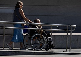 La Junta opone su compromiso por mejorar el sistema de dependencia frente al «agravio constante» del Gobierno a Andalucía