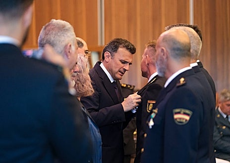 Imagen secundaria 1 - Condecoraciones a los agentes de la Policía Nacional