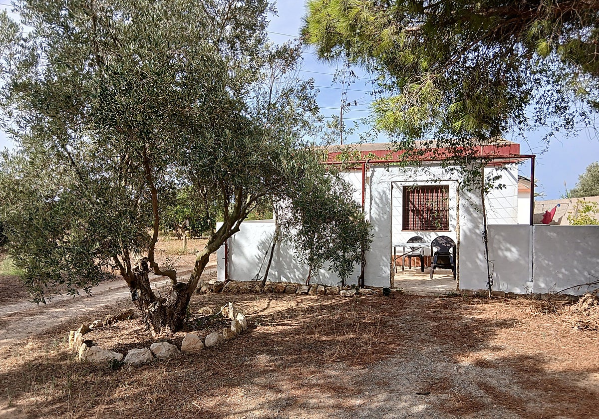 Se vende terreno de 4.400 metros con 150 metros de casa para reformar en Puerto Real: este es su precio