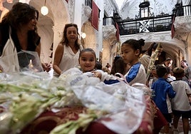 Fotos: Escolares gaditanos llevan flores a la Patrona de la ciudad
