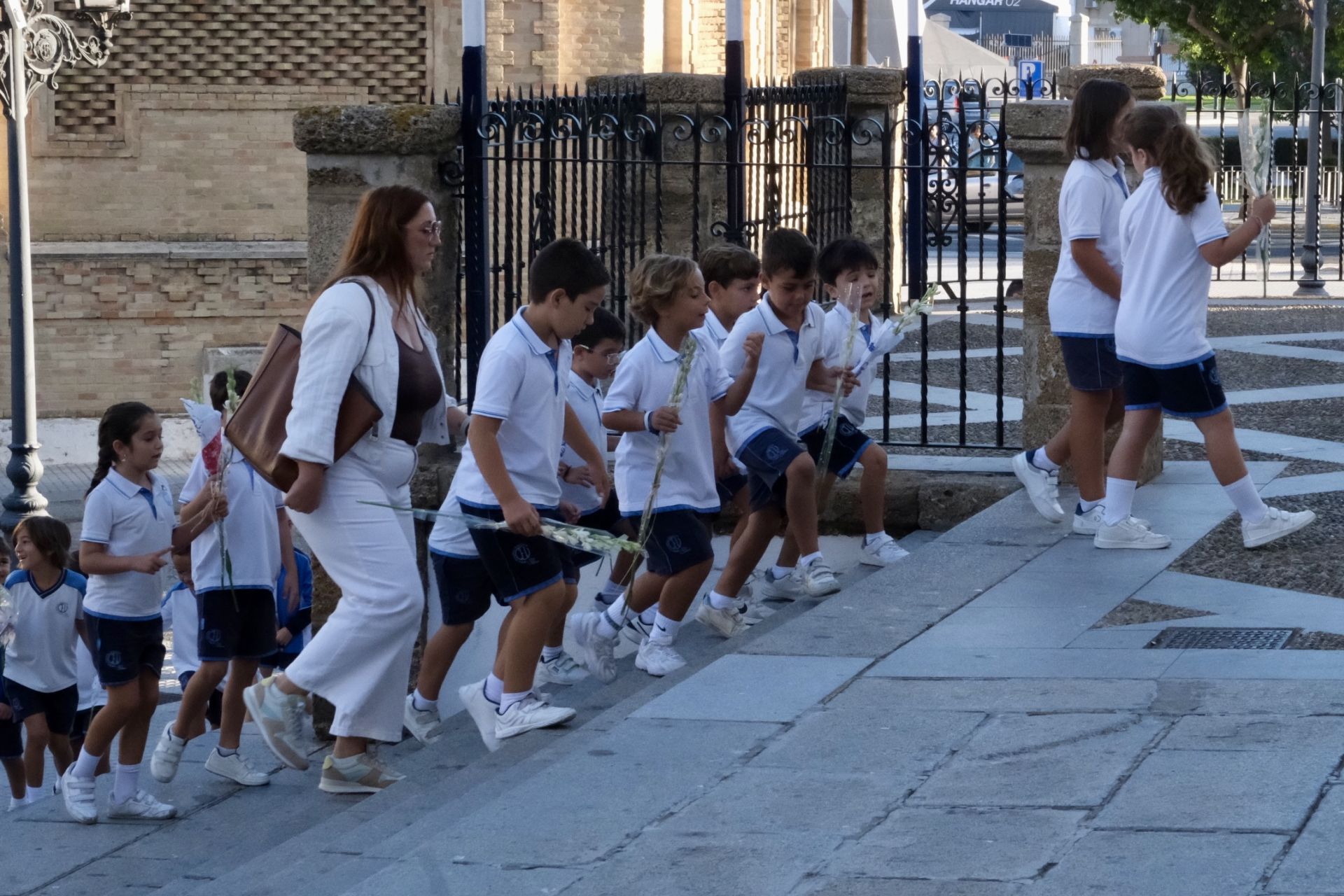 Fotos: Escolares gaditanos llevan flores a la Patrona de la ciudad
