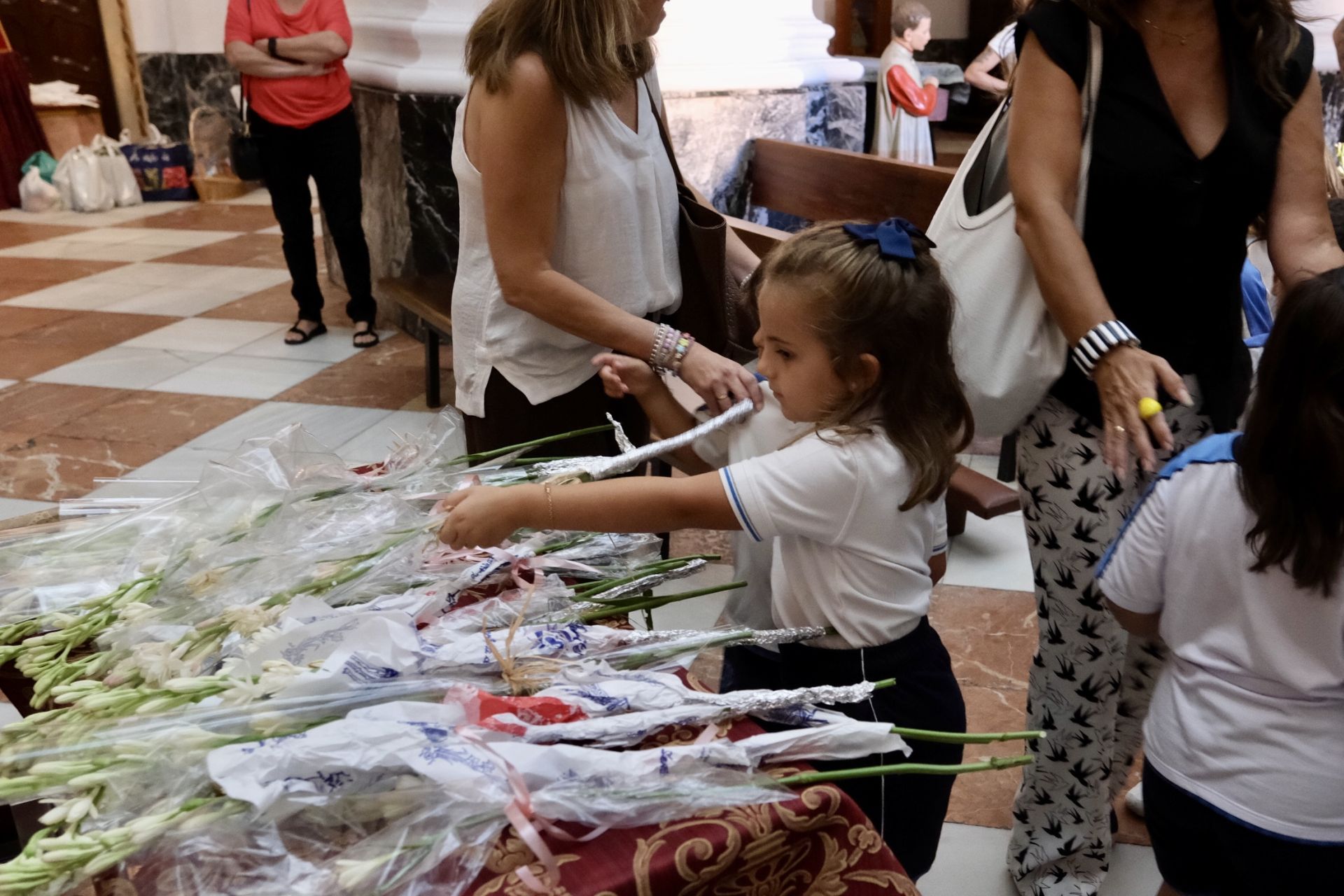 Fotos: Escolares gaditanos llevan flores a la Patrona de la ciudad
