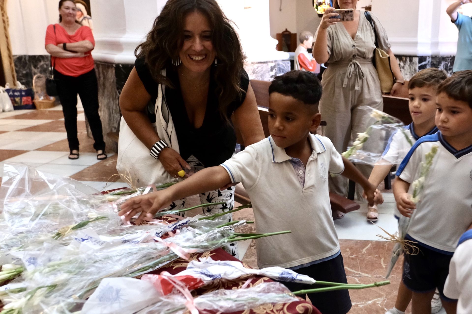 Fotos: Escolares gaditanos llevan flores a la Patrona de la ciudad