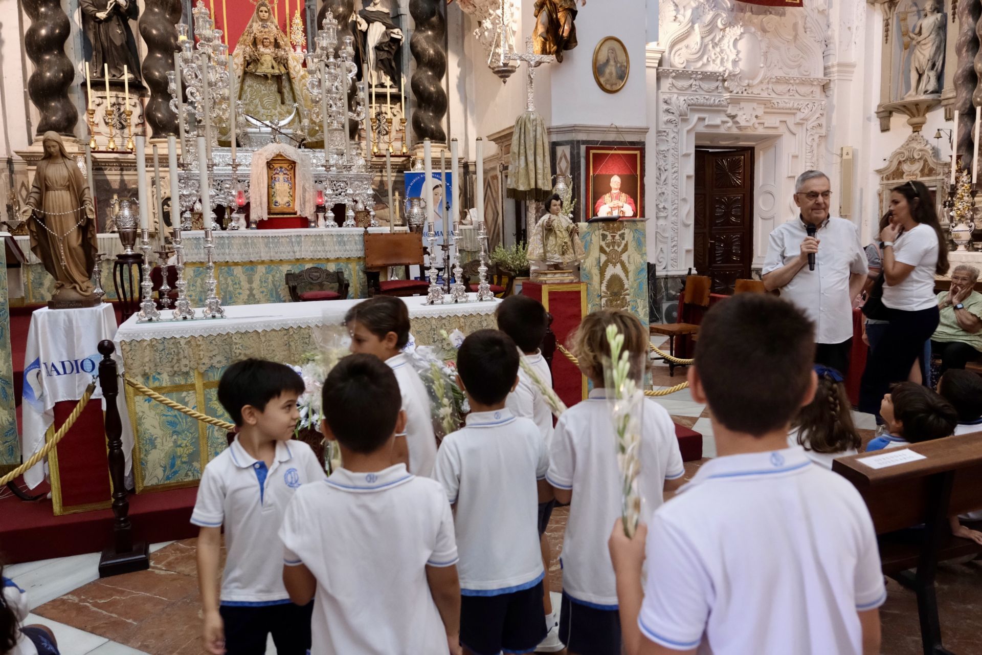 Fotos: Escolares gaditanos llevan flores a la Patrona de la ciudad