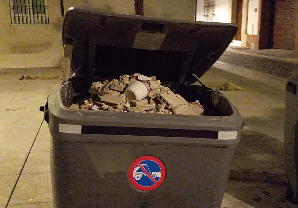 Paran una obra en El Puerto por verter escombros ilegales en dos contenedores