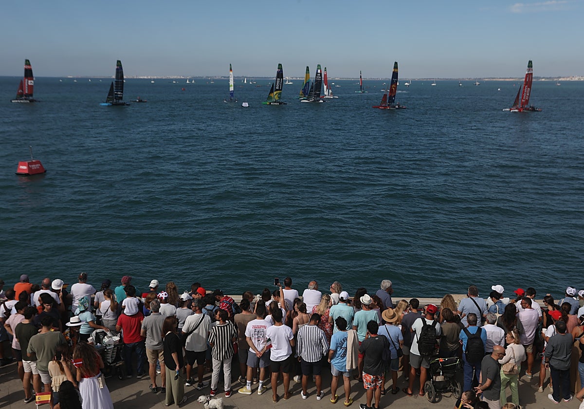 Cádiz vibró con la velocidad con la que los F50 sobrevolaron sus aguas