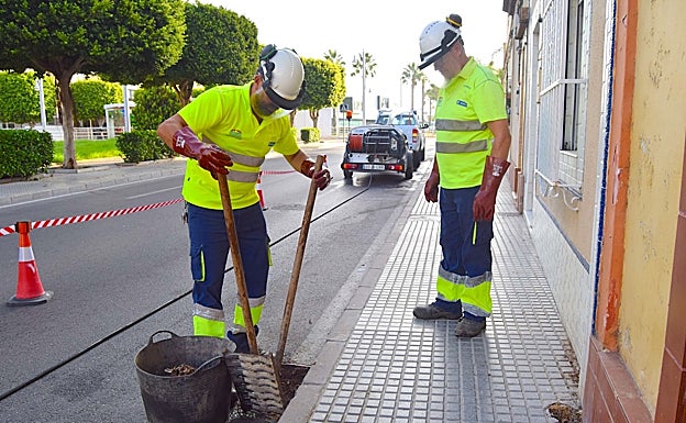 Limpieza de imbornales en La Isla