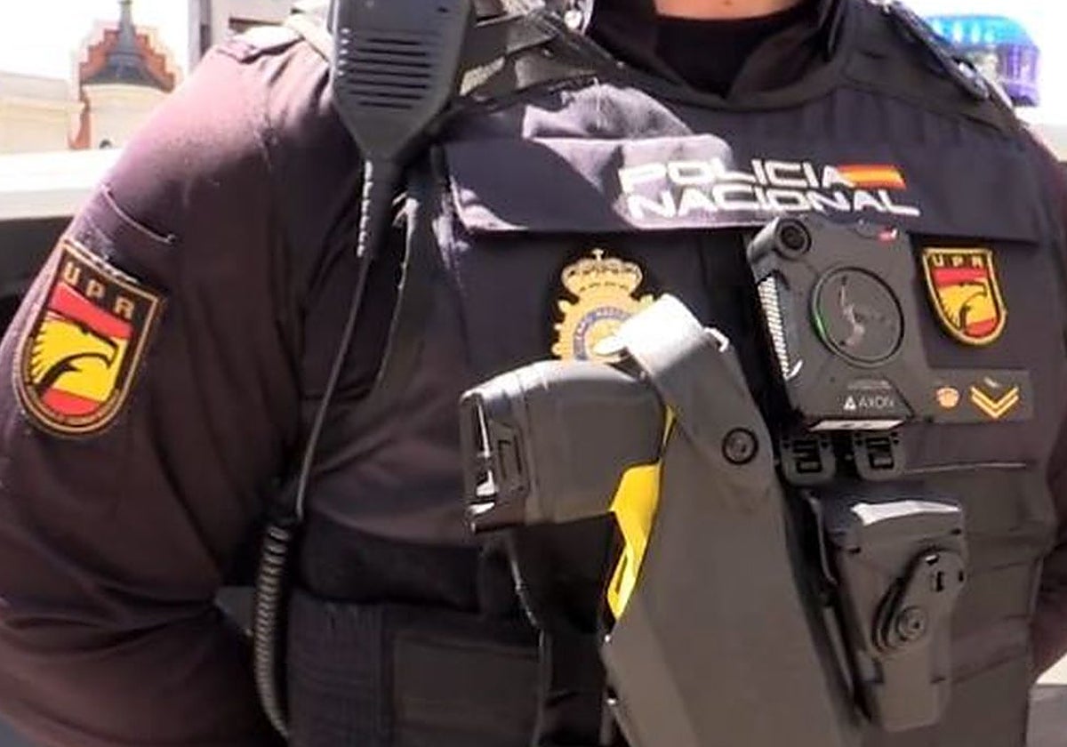 Un agente de Policía Nacional con una pistola táser de dotación.