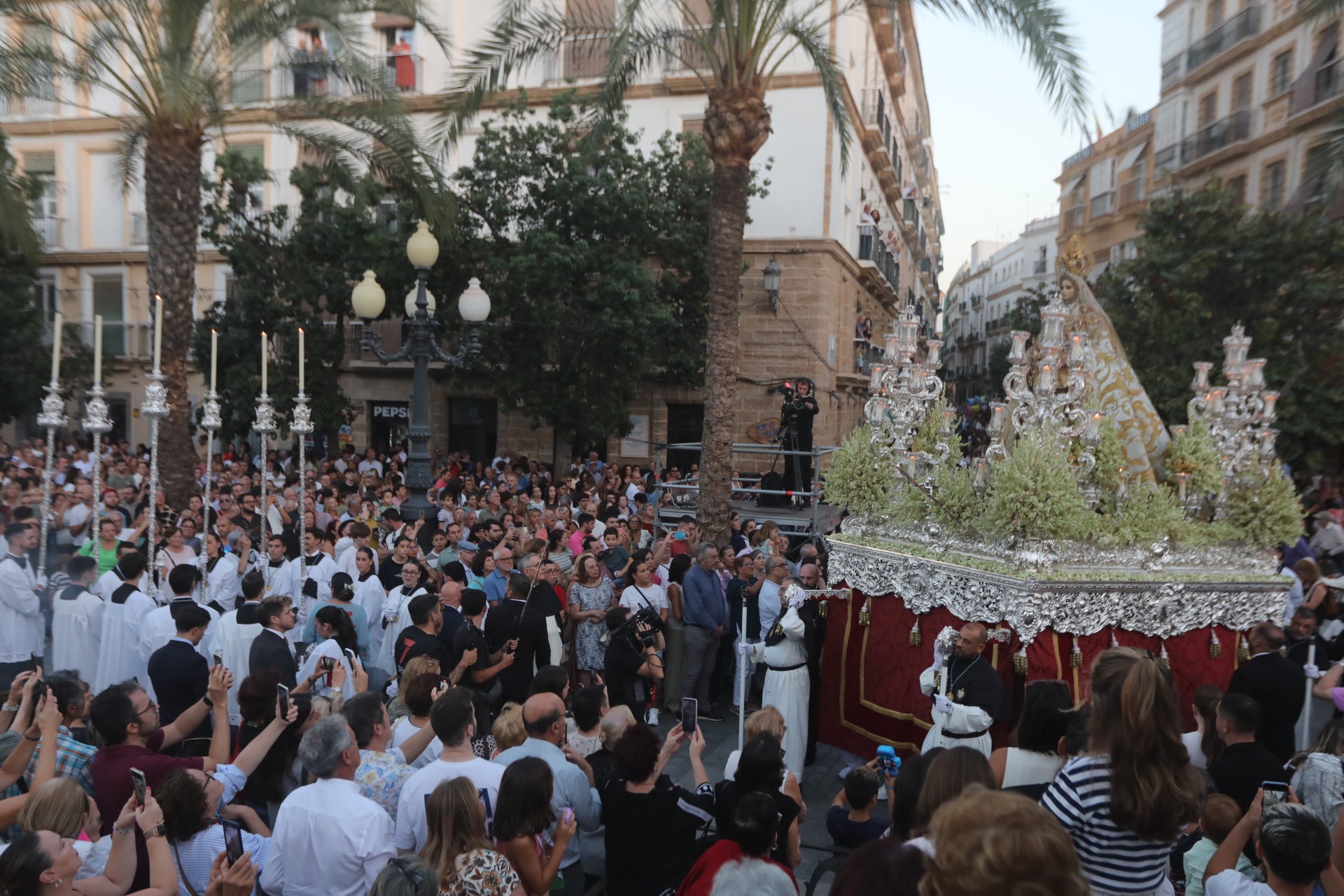 Fotos: Procesión de la Virgen del Rosario por las calles de Cádiz