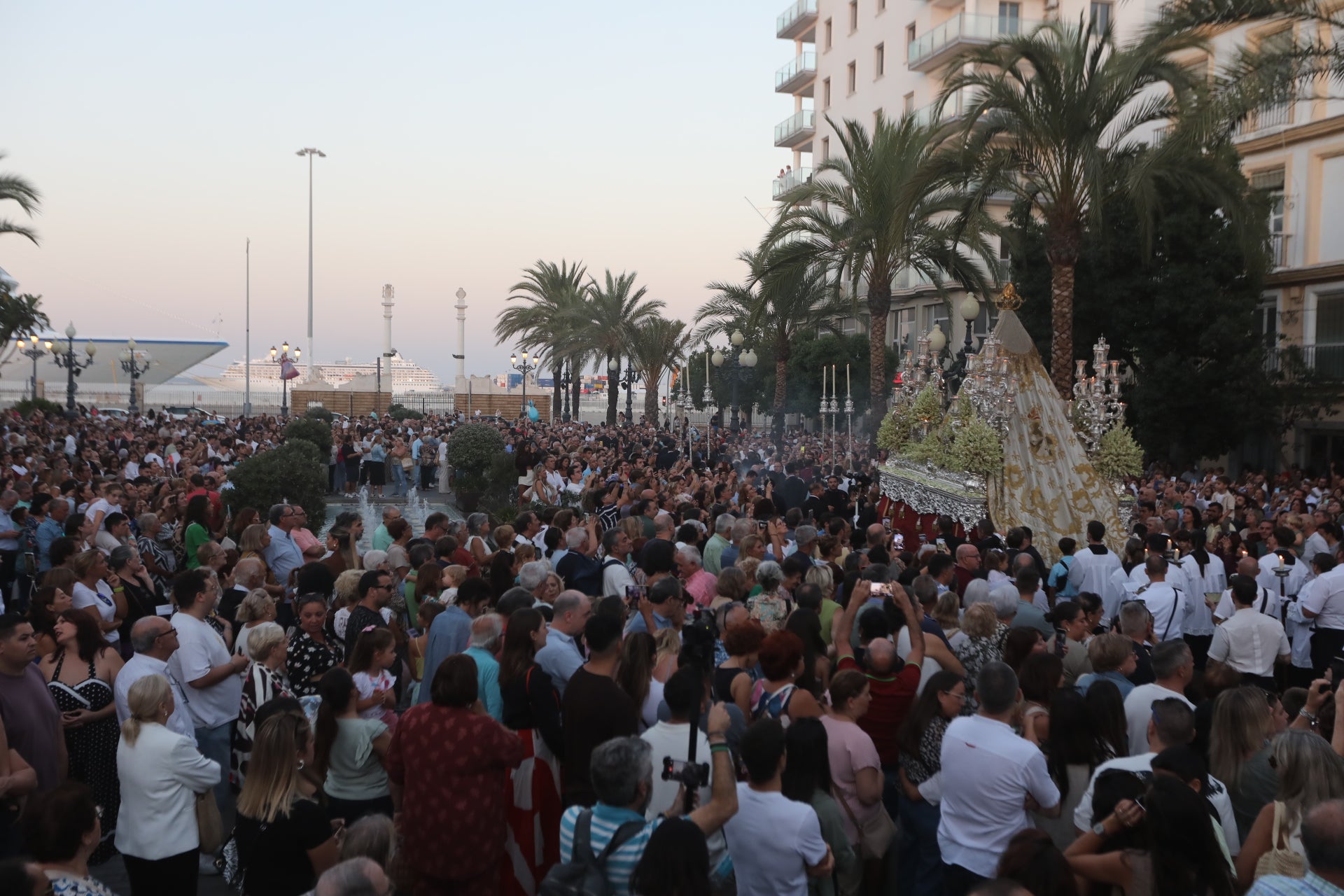 Fotos: Procesión de la Virgen del Rosario por las calles de Cádiz