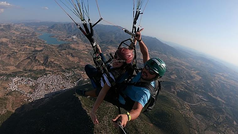 Imagen de dos personas haciendo parapente en Cádiz
